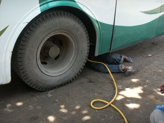 Nein, wir haben niemanden überfahren. Allerdings hat es der innere hintere Reifen nicht überlebt ...