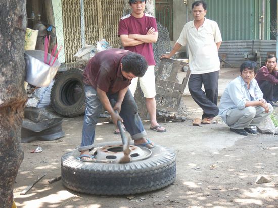 hier wird nichts weggeschmissen, sondern zünftig mit der Hacke repariert