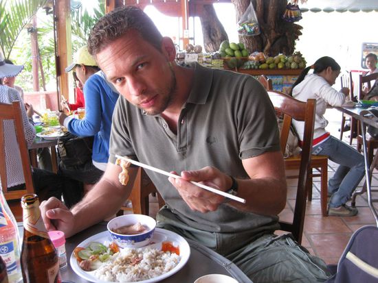 dem Stoffl schmeckt das fettige Fleisch von der Wanderratte (oder so was ähnliches