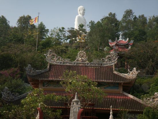 Die Pagode Long Son mit dem über ihr sitzendem Buddha