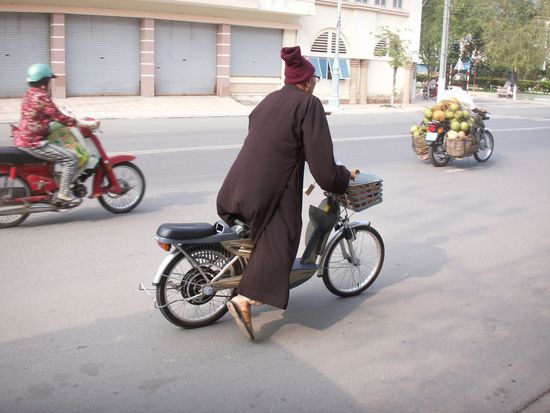 damit dem Opa nicht kalt beim Radeln wird (hat ja nur so ca. 33 Grad), hat er eine dicke Mütze am Haupte