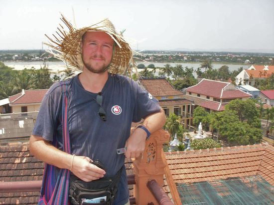... in unserem Hotel kommt man hoch hinauf und hat dann eine wunderbare Aussicht ... auf Mann mit Strohhut ...