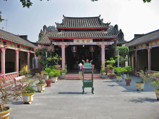 in Hoi An gibt es Tempel, ich denk, da könnte man ein ganzes ungläubiges Land damit ausrüsten.