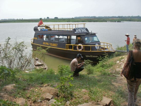 nach den Tempelruinen geht es mit dem Boot den Fluss hinab