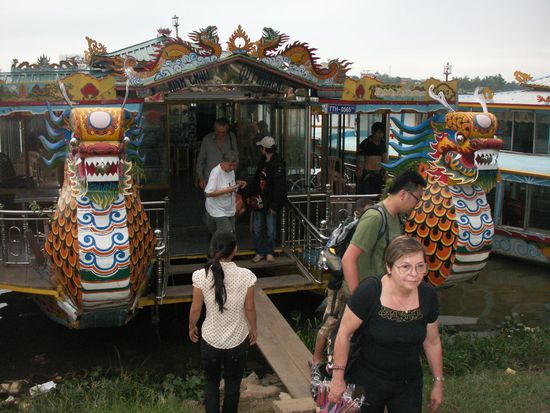 mit dem Drachenboot geht es den Parfume Fluss hinunter