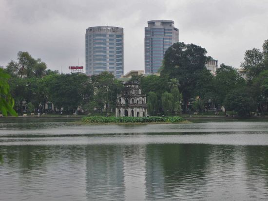 Der Hoan Kiem See mit Pagode inmitten desselbigen