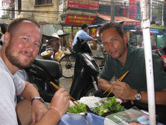 und vom vielen Schauen bekommt man großen Hunger! Eine Nudelsuppe mit gegrilltem Fleisch und Gemüse schafft hier Abhilfe