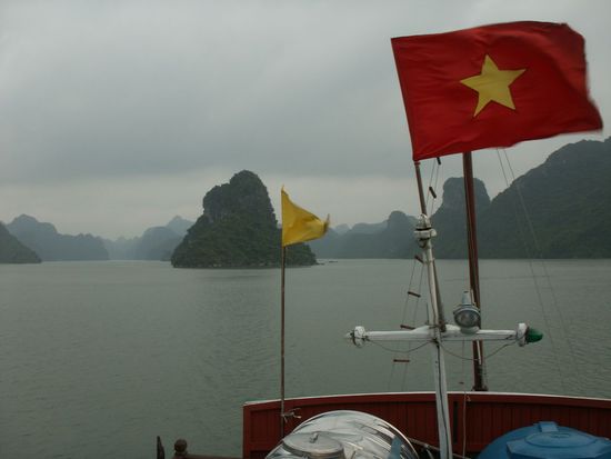 Die Halong Bay, bekannt für ihre markanten Felsformationen