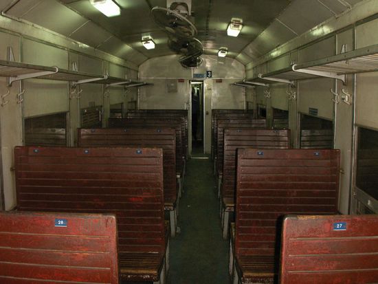 Um das richtige Feeling für die Bahnfahrt zu bekommen, geht es in echter Holzklasse die 9 Stunden mitten in der Nacht nach Lao Cai