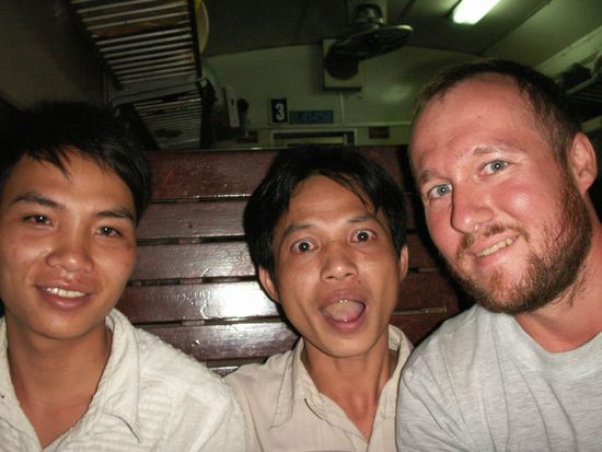 und genau hier in der Holzklasse,wo sich kaum ein Tourist hin verirrt, findet man leicht aufgeschlossene Vietnamesen, mit denen die Nachtfahrt eine riesige Gaudi wird