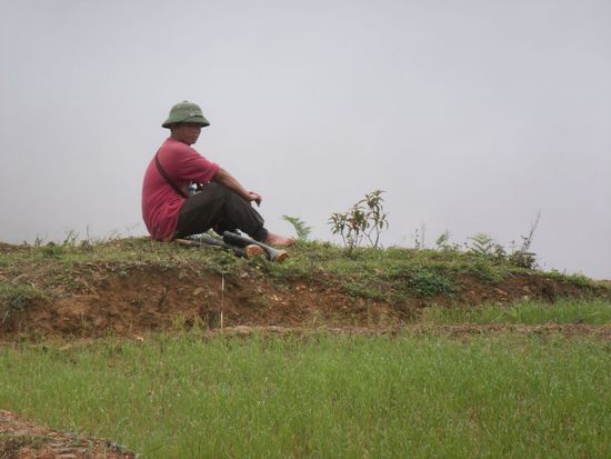vorbei an Bewachern ihrer Reisfelder
