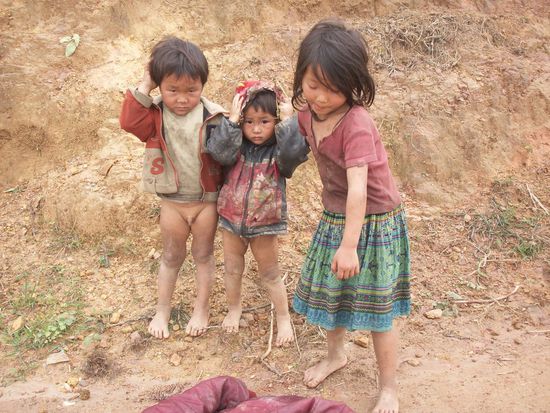 vorbei an spielenden Kindern