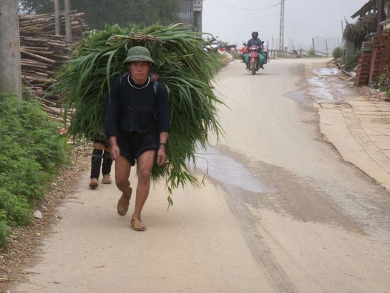 vorbei an Menschen, die große Last zu tragen haben