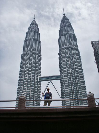 noch stehe ich nur vor den Petronas Towers...