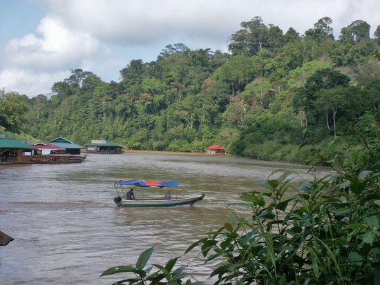 am nächsten Tag geht es nun via Boot auf die andere Seite des Flusses, zum Start der Trekkingtouren