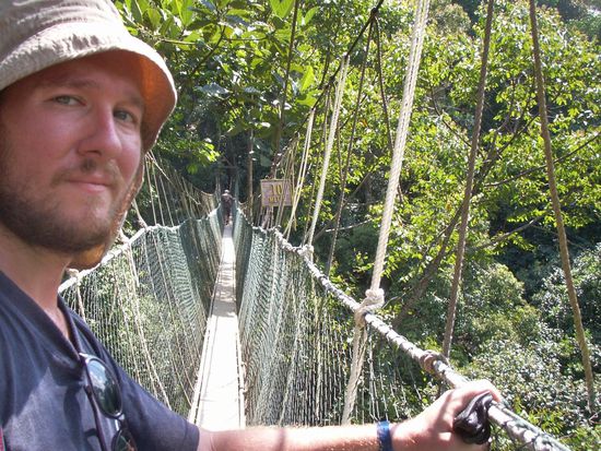 ... zum Canopy Walkway. Hier hat man die Chance, seine Höhenangst hoch oberhalb des Bodens (ca.45Meter)zu besiegen. Ca. 8 Hängebrücken warten nun von meinereiner begangen zu werden ...