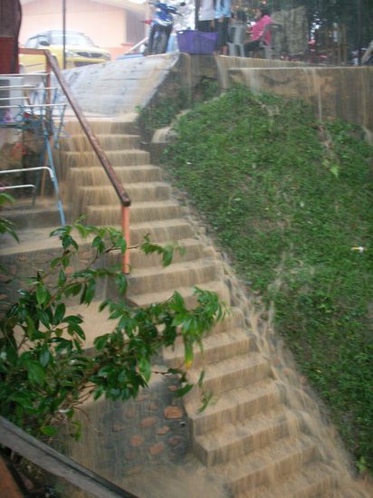 und wenn es regnet, dann waschelt es ordentlich. Da werden harmlose Stufen zu reissenden Bächen.
