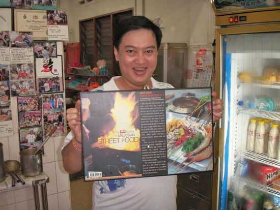 Im Capitol Satay habe ich herrvorragend geschmaust. Der Chef ist auch sehr stolz auf seine Auszeichnungen.