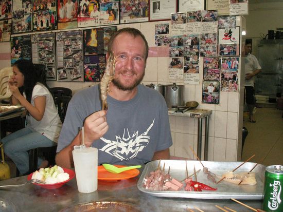 Man nimmt sich einfach diverseste Spieße bestehend aus Fleisch,Fisch und Gemüse und gare sie im Topf voll mit Sataysauce mitten am Tisch. ein Hochgenuss!