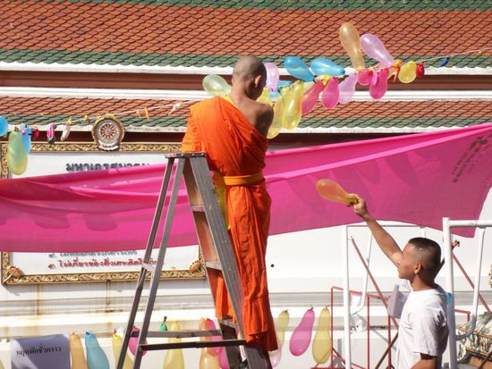 einen Moench, der extra fuer mich Luftballons aufgehaengt hat.