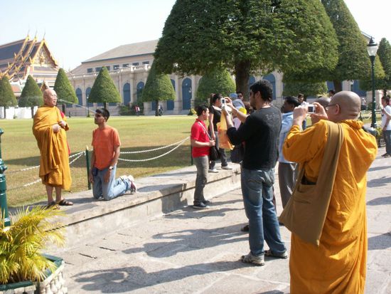 einen Moench, der einen Moench fotografiert vor dem ein Inder kniet...
Der denkt sich wahrscheinlich nicht "Frag doch den Inder", sondern "Fotografier doch den Inder" ...