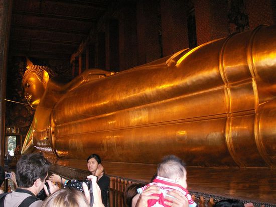 "Schuach ausziehn" schallt es auf Thai, wenn man einen Tempel betritt. (Riedl und meinereiner kennt das auch aus Gastein ...)