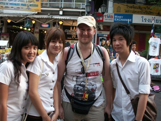 Gerne kommt man natuerlich dem Bildungsauftrag an die Jugend nach und beantwortet mit Engelsgeduld die englischen Fragen, soweit man sie verstanden hat ...