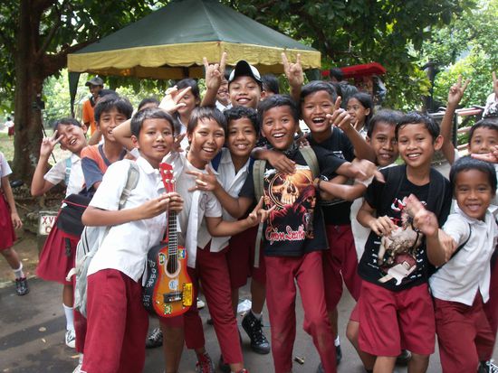 vor allem Schulklassen treiben sich hier herum und freuen sich, für mein Foto possieren zu dürfen! 