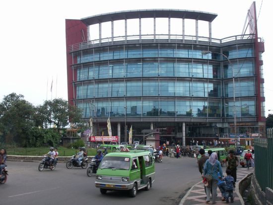 Ich habe es gefunden! Ein großes Shoppingcenter mit herrlichen "Fressständen" und einem Kino. Hab mir heute einen indonesischen Film auf Indonesisch angeschaut... ein wahrlich indonesisches Gefühl