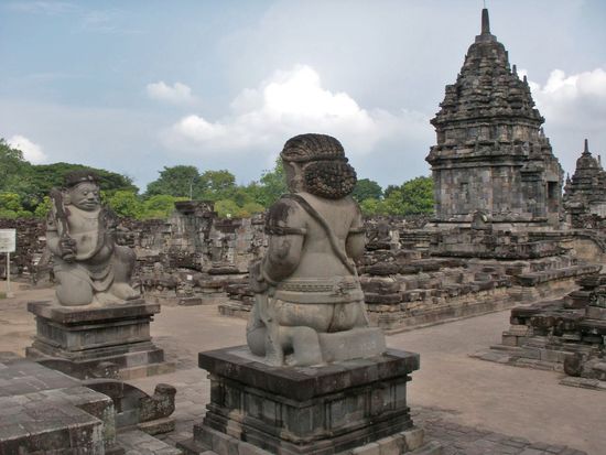 eine weitere Tempelanlage im Pramabanangebiet. Wie man sieht drängeln sich hier unzählige Touristen