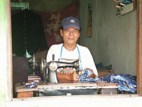 ein tapferes Schneiderlein! Meine Oma hatte auch eine Singer Nähmaschine ...