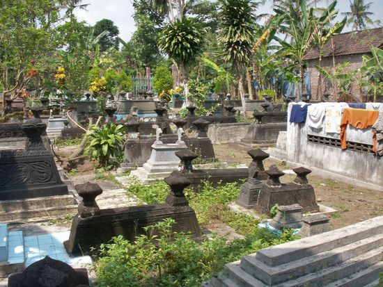 nach ein paar Kilometern Wanderung werde ich mit der Endlichkeit des menschlichen Lebens konfrontiert. Allerdings, auch im Nachleben wird die Wäsche gwaschn!