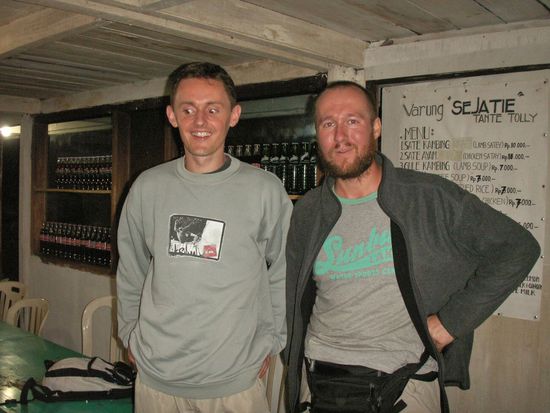 das austrofranzösiche Expeditionsteam stärkt sich vor der Besteigung!