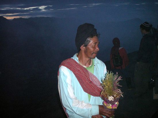 Blumenbüschel in den Krater werfen bringt Glück. Wieviel Glück bringt es dann, den Verkäufer samt allen Büscheln in den Krater ... 