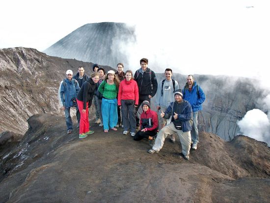 Das Expeditionsteam wurde im Laufe der Besteigung immer größer. Man beachte das Schuhwerk von Madame in grün ... 