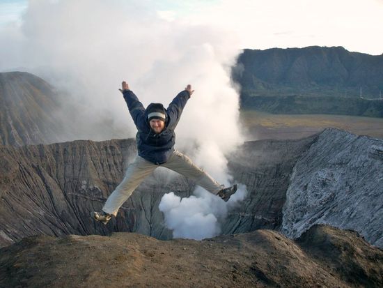 neue Trendsportart: "in den Vulkan einihupfn" ...  jaja, mit weniger Gewicht ist die Schwerkraft gar nicht mehr so schwer ...
