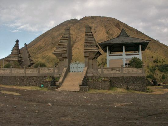 ein Kloster am Fuße des Vulkans