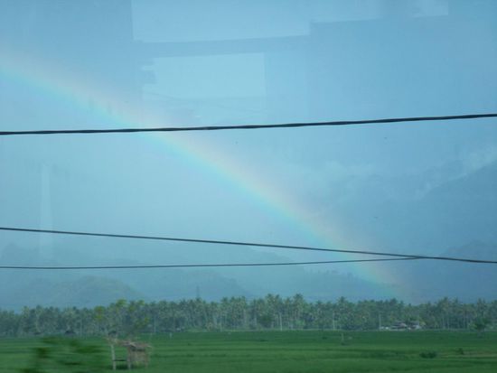 In den Pfützen schwimmt Benzin, Schillernd wie ein Regenbogen. Wolken spiegeln sich darin. Ich wär gern mitgeflogen. Über den Wolken muss die Freiheit wohl grenzenlos sein .... Special thx to Reinhard Mey! Allerdings, nicht nur über den Wolken! 
