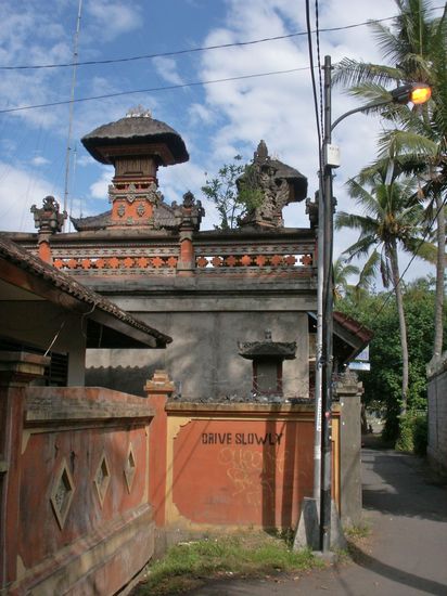 Langsam fahren, damit der Tempel noch länger steht! 