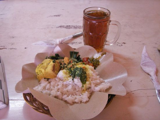 a traditionel lunch. Tuna, rive, Vegetables and spicies and of course, a cup of tea! Delicious and cheap!