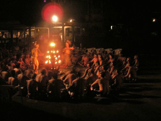 Allerdings durfte ich am vorhergehenden Abend einer traditionellen Tanzvorführung beiwohnen! Ein Spektakel für alle Sinne!