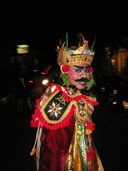 einer der Hauptdarsteller auf dem Weg von der Vorführung ...