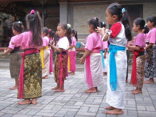 hier lernen schon die Jüngsten die balinesischen Tänze