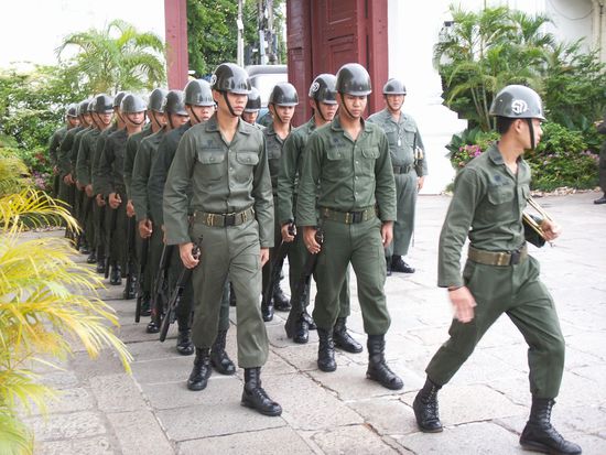 selbst der thailändischen Armee gelang es nicht am Barte des Reisepropheten zu zupfen ...