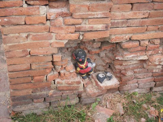 Wo ist das Baby? Eingemauert im Tempel?