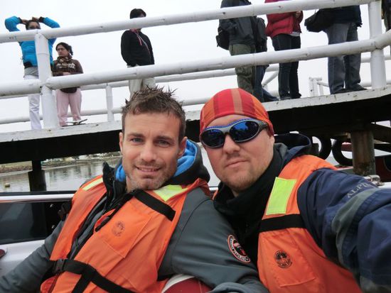 organisierter ausflug mit 'nem motorboot, das ebendso viel öl wie benzin verbraucht. trozdem, ein grossartiger turn !