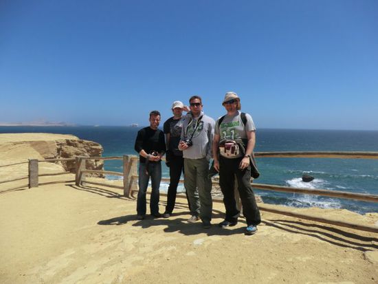 bloß nicht näher als 1 1/2 meter an den abgrund ! ! !
unser junger taxifahrer geriet beinahe in erklärungsnot, als einer der omni-präsenten wächter uns dabei ertappte, interessante standorte zum schiessen von fotos zu erreichen. alles geklärt, kein stress, weiter geht's mit der erkundung dieser surreal wirkenden landschaft. übrigens ... die farbenpracht einer wüstenlanschaft ist nicht zu unterschätzen.