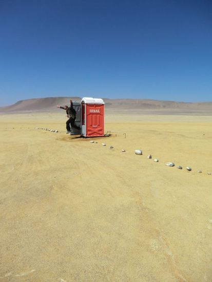 einsamkeit.
unendliche weiten.
trostlosigkeit.
doch halt ...
ein zeichen von zivilisation !
gärend in sengender sonne.
... nikis flucht aus dem häusl ... gott sei dank kann man im blog nix riechen  ! ! !