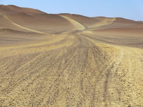 eindeutig ein nationalpark. zahllose spuren von ps-verrückten touris im sand der dünen beweisen eher geschäftstüchtigkeit als naturschutz.
gut, in dieser gegend wird das wohl kaum einen der ansässigen steine, sandhaufen oder  hügel stören.
aber: was zum alpaca hat dieser landschaft diese vielen unglaublichen farben verpasst ?!?