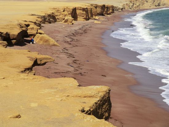 man beachte ... meer blau, felsen ocker, strand ziegelrot.
einfach nicht von dieser welt.